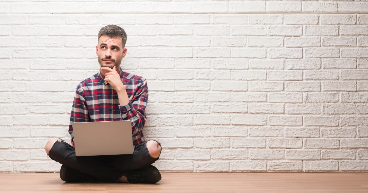 ホームページ制作会社を探す男性